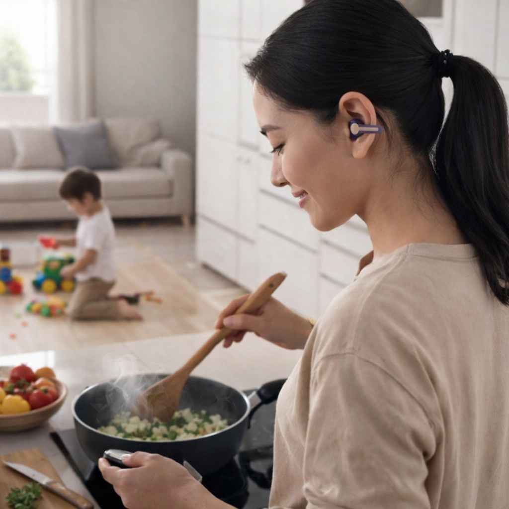 Open-ear slušalice za roditelje – mama kuva i čuje dete bez izolacije u kuhinji