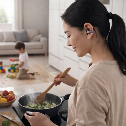 Open-ear slušalice za roditelje – mama kuva i čuje dete bez izolacije u kuhinji